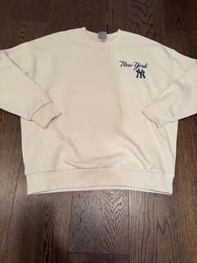NY Yankees Genuine MLB Crewneck Sweatshirt Neutral Minimalist Athleisure NWT